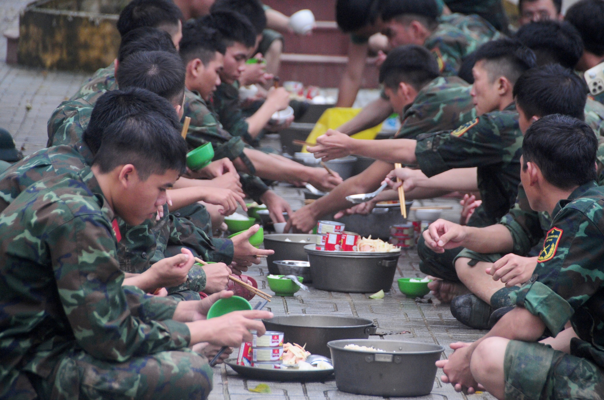 部队涉水帮助民众清理洪水后的淤泥,不麻烦哪怕一瓶水、一盒饭